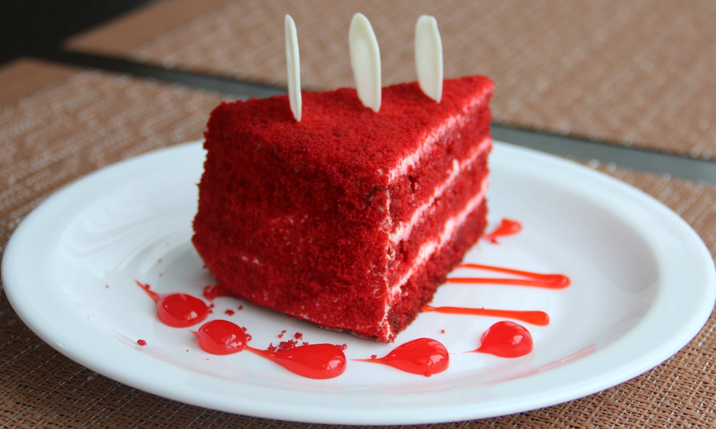 Красный голодный. Торт красный бархат с мияги. Наташа Пархоменко красный бархат. Красный бархатный торт.